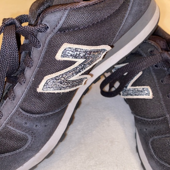 New Balance tennis shoes - Picture 2 of 5